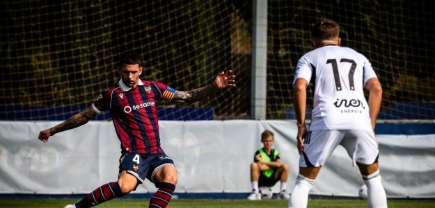 Dela, jugador del Levante UD, en entrenamiento de pretemporada con Luis Castro