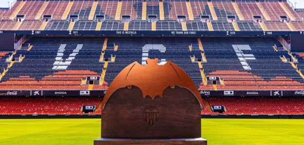 Carlos Corberán dirige entrenamiento Valencia CF pretemporada 2026