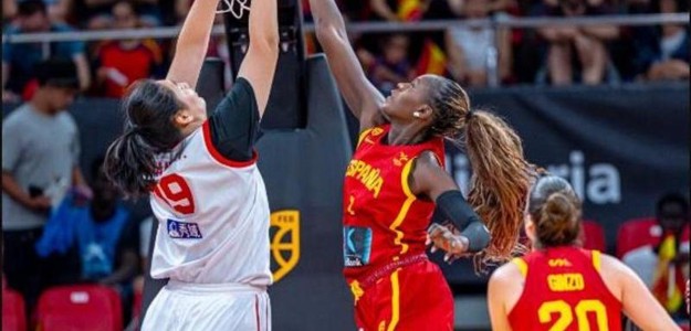 Awa Fam en defensa durante el partido España China prórroga