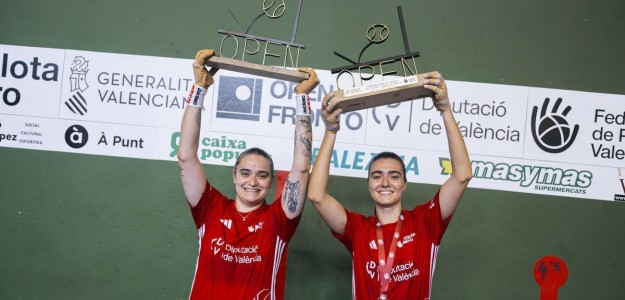 Ana y Mireia Badia celebran su victoria en la final femenina del Open de Frontó