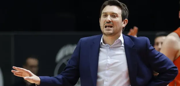 Gonzalo Corbalán posa con la camiseta del Valencia Basket en su presentación oficial