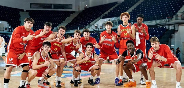 Carlos Elordi y Sergio Palau celebran medalla bronce selección española sub'16