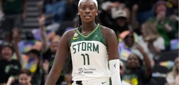 Awa Fam en acción con la camiseta de Seattle Storm en la WNBA