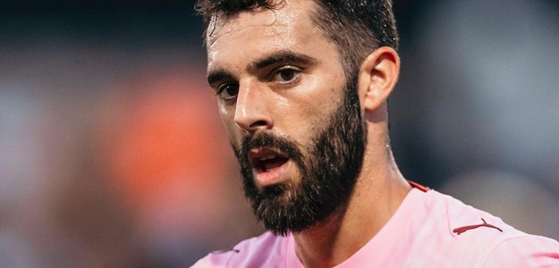 Luis Rioja gesticula en rueda de prensa tras derrota del Valencia en Riazor