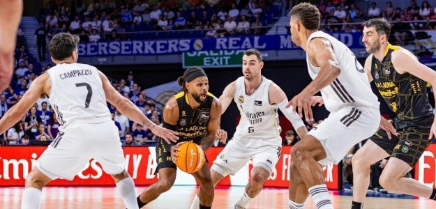 Patty Mills, base australiano, en acción durante partido de baloncesto profesional