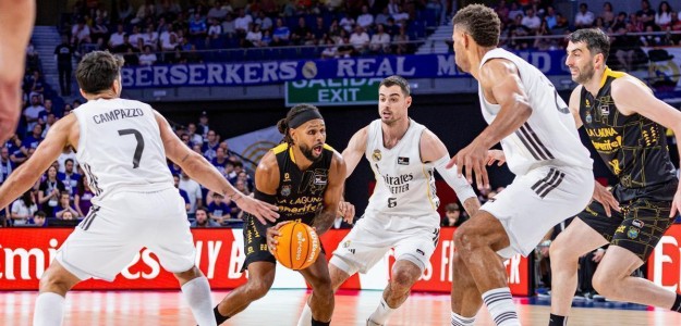 Patty Mills, base australiano, en acción durante partido de baloncesto profesional