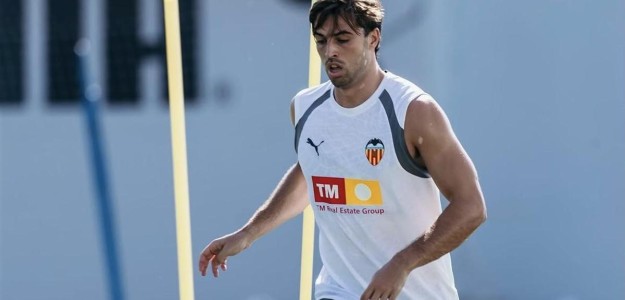 Alberto Marí durante un entrenamiento del Valencia CF en Paterna