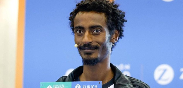 Yomif Kejelcha corriendo en la prueba de media maratón de Buenos Aires