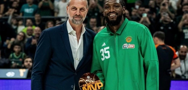 Kenneth Faried con camiseta Baskonia en su presentación oficial