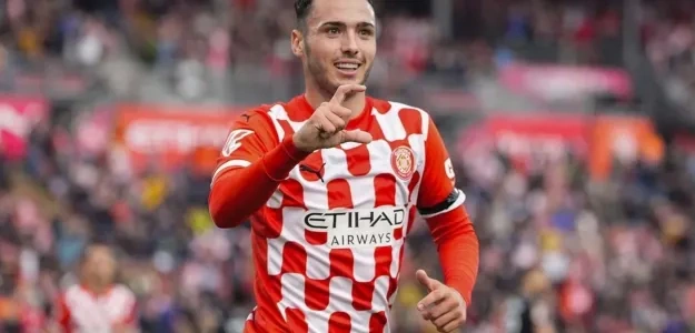 Arnau Martínez, lateral derecho del Girona, en acción durante partido de LaLiga