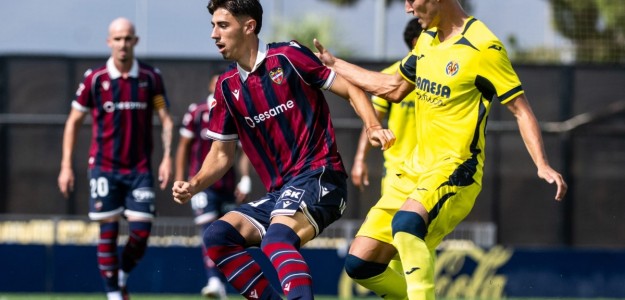 Iñigo Pérez dirige un entrenamiento del Villarreal CF en pretemporada