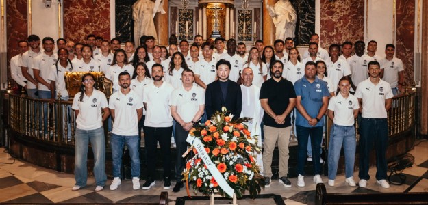 Kiat Lim acompaña a la plantilla Valencia CF Nou Mestalla visita