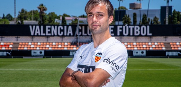 Mario Domínguez en acción con la camiseta del Valencia CF