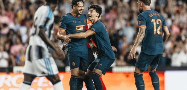 Jugadores del Valencia CF en entrenamiento previo a debut liguero