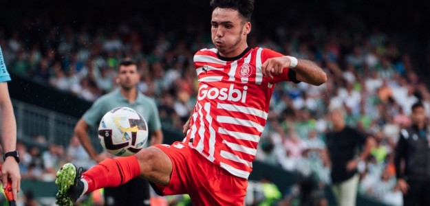 Arnau Martínez, defensa del Girona FC, en partido de Segunda División