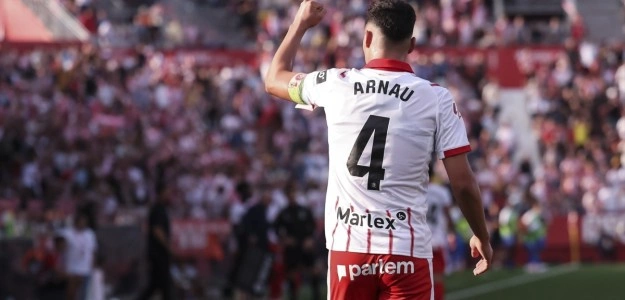 Arnau Martínez en acción defensiva con el Girona FC