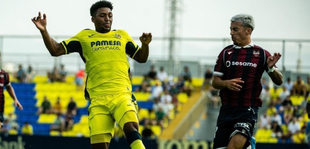 Logan Costa celebra su gol en el amistoso Villarreal Levante pretemporada