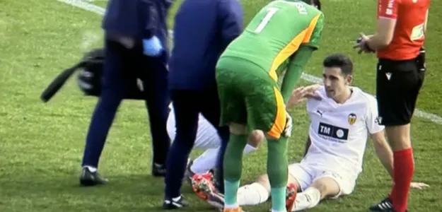 César Tárrega en acción defensiva contra el RC Celta en Mestalla