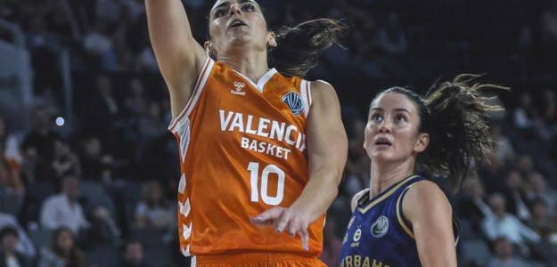 Javi Torralba dirige un entrenamiento del Valencia Basket femenino