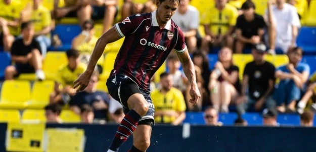 Aïssa Mandi, nuevo capitán del Levante UD, durante entrenamiento pretemporada