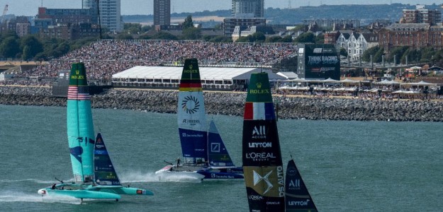 Catamarán F50 de SailGP navegando en la Marina de Valencia