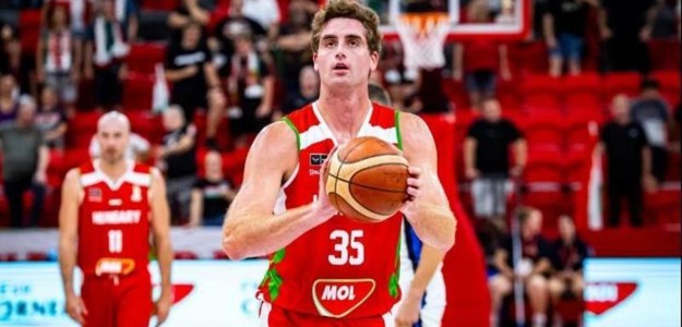 Nate Reuvers en acción con la selección de Hungría durante Ventanas FIBA