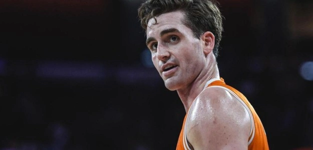 Nate Reuvers en acción con Valencia Basket durante partido oficial