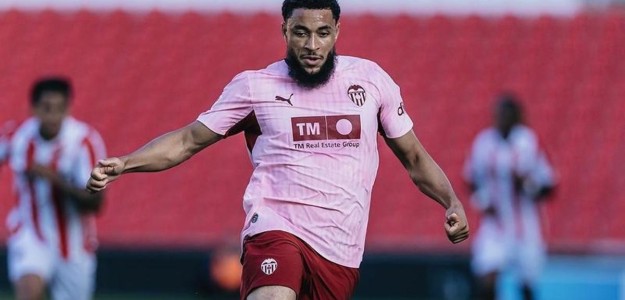 Arnaut Danjuma en acción con la camiseta del Valencia CF