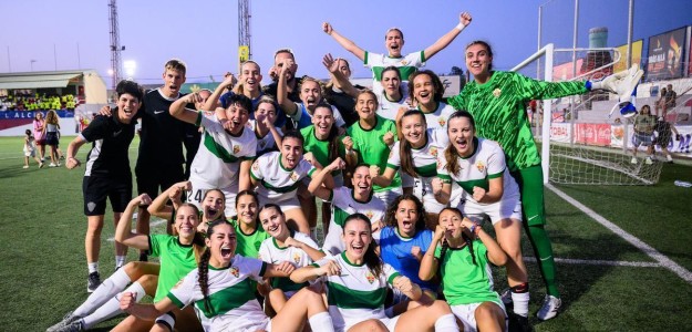 Jugadoras del Elche CF Femenino celebran la victoria en el COTIF Cañamás