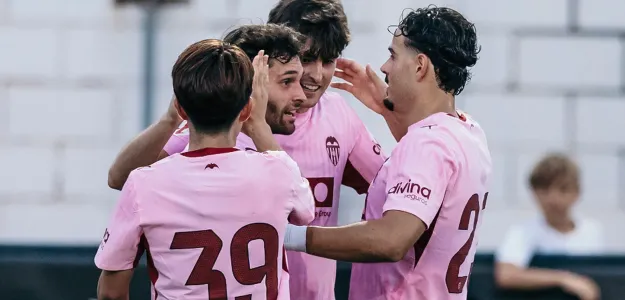Javi Guerra celebra gol Valencia CF contra Hércules Antonio Puchades