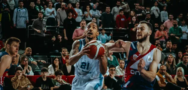 Tyson Pérez en acción con la camiseta del Unicaja Málaga
