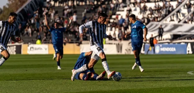 Jugadores del Valencia CF calientan en Mestalla antes del partido