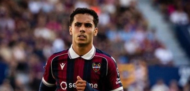 Hugo Sotelo se sostiene la rodilla tras lesionarse en el partido contra Barcelona