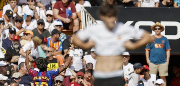 Carlos Corberán observa desde la banda durante partido Valencia CF LaLiga