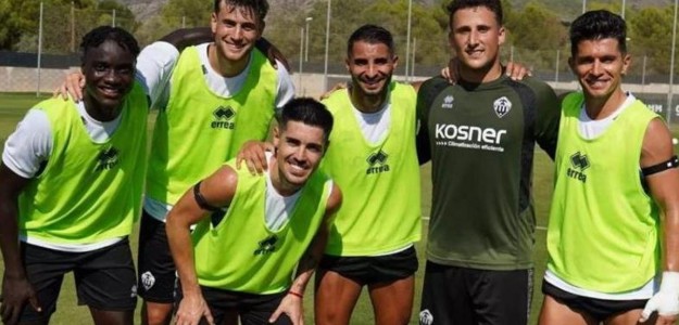 Jugadores del CD Castellón en el terreno de juego durante partido de competición