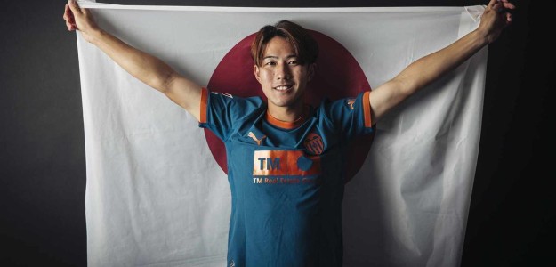 Ryunosuke Sato, centrocampista del Valencia CF, en acción durante un partido