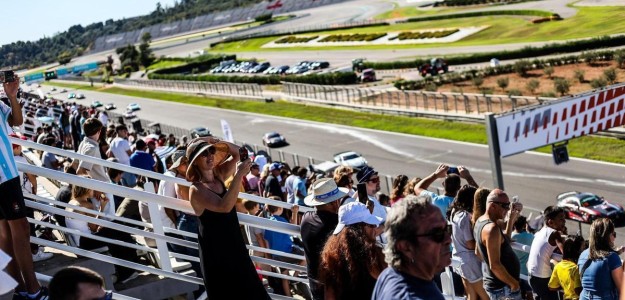Circuit Ricardo Tormo con vehículos de carreras GT4 y Supercars en competición