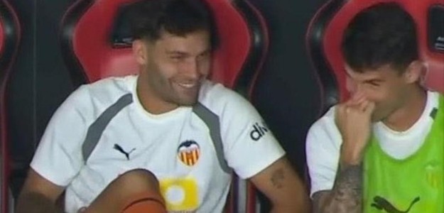 Hugo Duro en el banquillo del Valencia CF durante el partido ante Sevilla