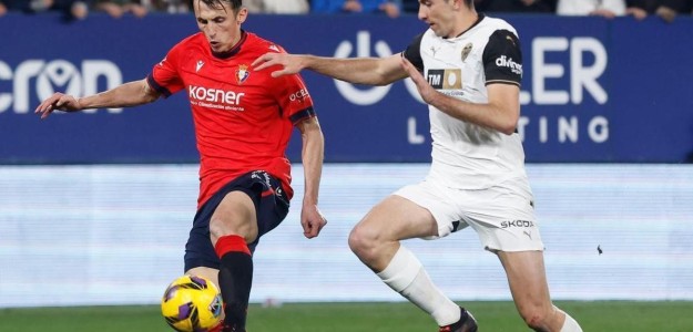 César Tárrega en acción defensiva con la camiseta del Valencia CF