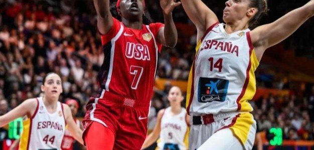 Jugadora España disputa balón ante Estados Unidos semifinal mundial baloncesto