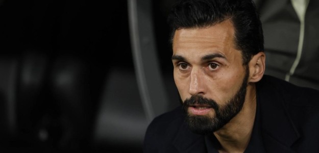 Álvaro Arbeloa en el banquillo del Fulham durante partido de Premier League