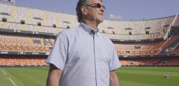 Mario Alberto Kempes gesticula durante declaración sobre Valencia CF