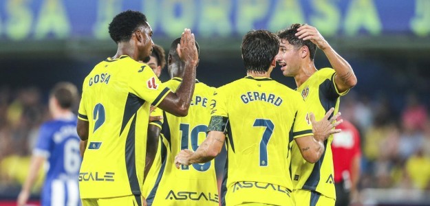 Jugadores del Villarreal en defensa durante partido en La Cerámica