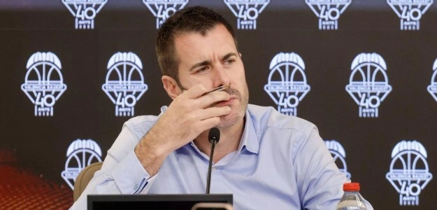 Luis Arbalejo en rueda de prensa del Valencia Basket analizando la plantilla