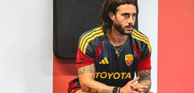 Mario Hermoso en acción con la camiseta de la AS Roma en partido de liga