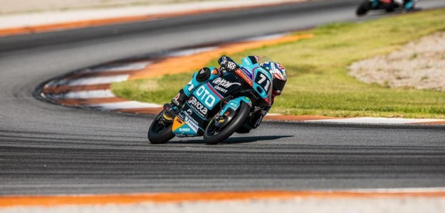 Carrera de motos en el Circuit Ricardo Tormo de Cheste con pilotos en acción