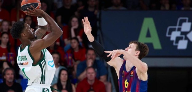 Nigel Hayes-Davis en acción con la camiseta del Panathinaikos en Euroliga