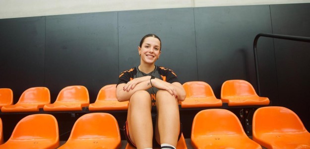 Elena Buenavida con el uniforme del Valencia Basket durante un entrenamiento