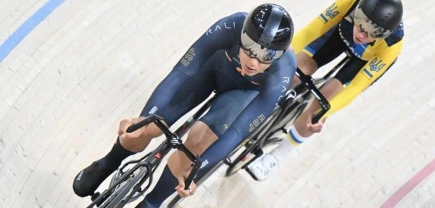 Ciclistas españoles entrenan en pista durante concentración en Valencia