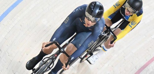 Ciclistas españoles entrenan en pista durante concentración en Valencia